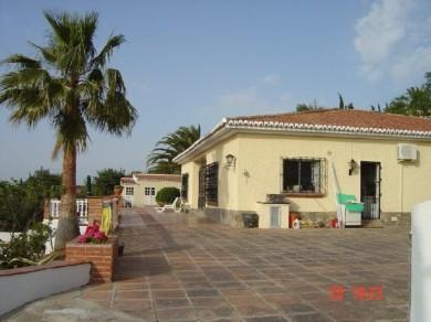 Chalet con 4 dormitorios se vende en Alhaurin el Grande