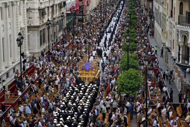 sillas semana santa sevilla 2013. 4 sillas. 3 de ellas en 1ª fila y justo detrás la otra.