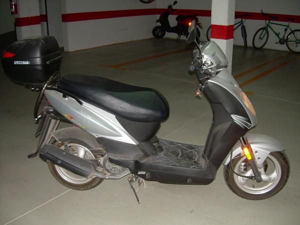 se vende moto kymco 125 cc.