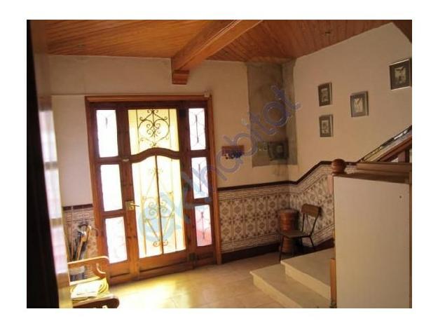 Típica casa de poble de 164 m², en el casc antic de la població. Amb vigues de fusta, accés a dos carrers i molt ben com