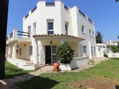 Chalet con 4 dormitorios se vende en Marbella, Costa del Sol