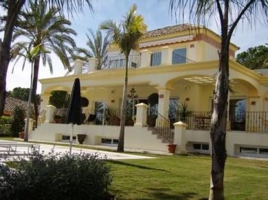 Chalet con 4 dormitorios se vende en Marbella, Costa del Sol