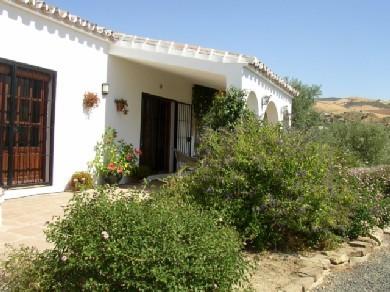 Chalet con 3 dormitorios se vende en Alora