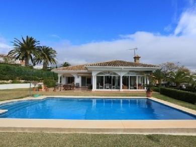 Chalet con 3 dormitorios se vende en Marbella, Costa del Sol