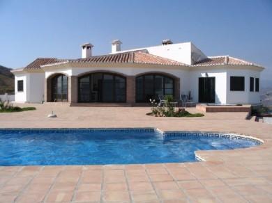 Chalet con 4 dormitorios se vende en Velez-Malaga, Axarquia