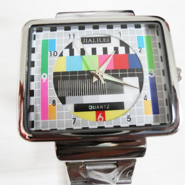 reloj con el logo de TV
