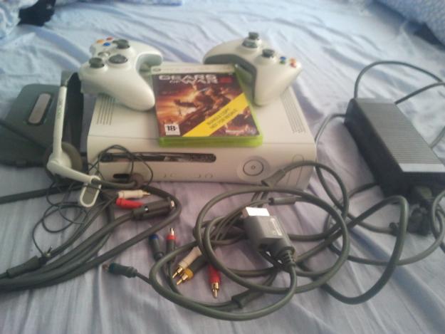 Vendo pack xbox 360+gears 2