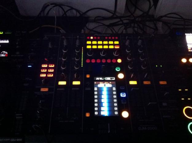 Pioneer DJM-2000 Pro Audio DJ Mixer w pantalla táctil, EFX y MIDI