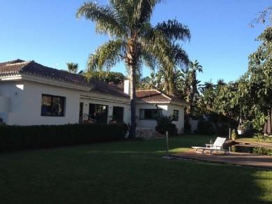 Chalet con 5 dormitorios se vende en Marbella, Costa del Sol