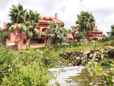 Apartamento con 3 dormitorios se vende en Marbella, Costa del Sol
