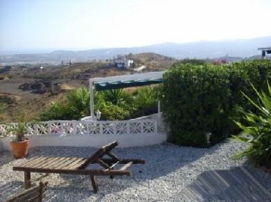 Chalet con 2 dormitorios se vende en Velez-Malaga, Axarquia