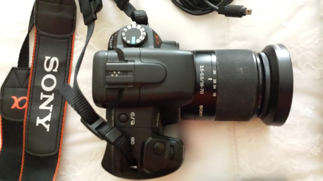 se vende Camara reflex Sony Alpha 200