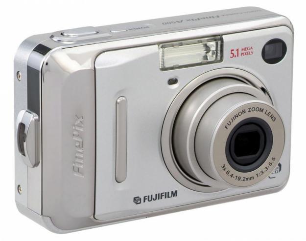 Vendo cámara compacta Fujifilm FinePix A500 de segunda mano.
