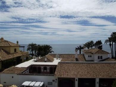 Chalet con 4 dormitorios se vende en Marbella, Costa del Sol