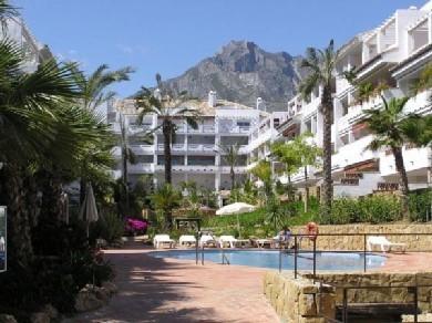 Apartamento con 2 dormitorios se vende en Marbella, Costa del Sol