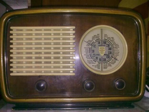 Radio clásica en muy buen estado marca Ondina modelo R-55