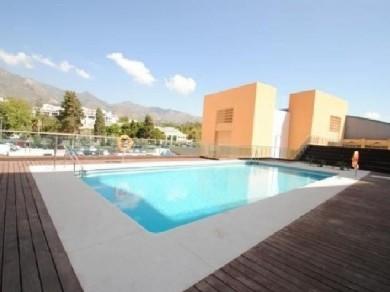 Apartamento con 3 dormitorios se vende en Marbella, Costa del Sol