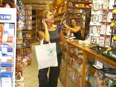 Bolsas ecológicas al comerciante para ser vendidas.