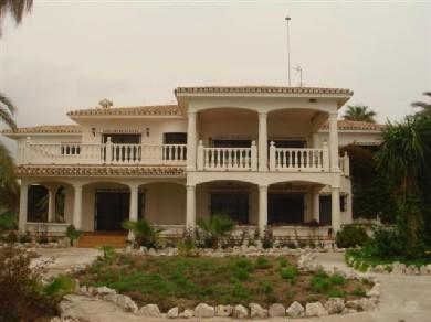 Chalet con 4 dormitorios se vende en Benalmadena Costa, Costa del Sol