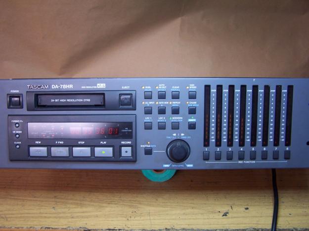 TASCAM  DA-78HR.