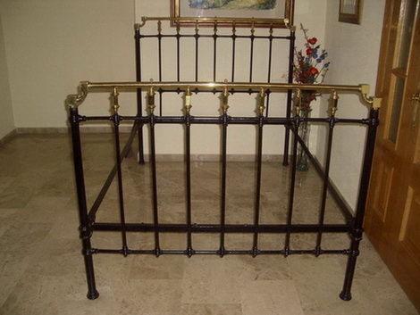 VENDO CAMA ANTIGUA CON ADORNOS DE BRONCE