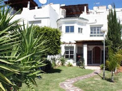 Adosado con 3 dormitorios se vende en Marbella, Costa del Sol