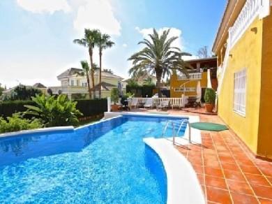 Chalet con 4 dormitorios se vende en Marbella, Costa del Sol