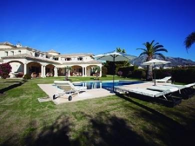 Chalet con 6 dormitorios se vende en Marbella, Costa del Sol
