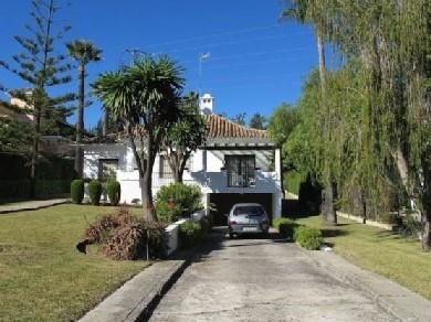 Chalet con 3 dormitorios se vende en Marbella, Costa del Sol