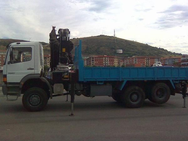 CAMION MERCEDES-BENZ - 25-28 ATEGO 4X4 + GRUA