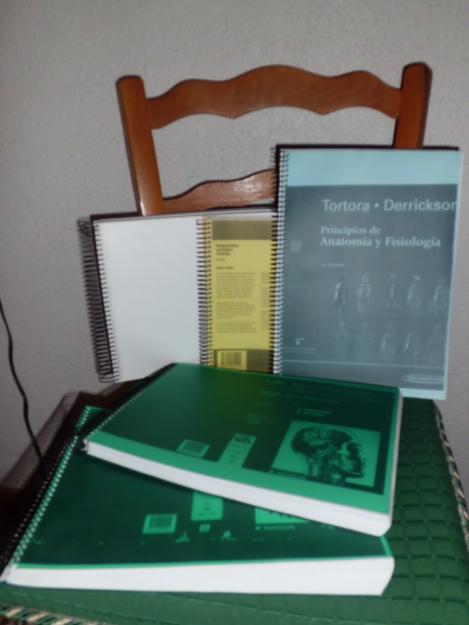 Libros fotocopiados para medicina.