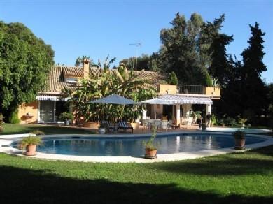 Chalet con 9 dormitorios se vende en Estepona, Costa del Sol