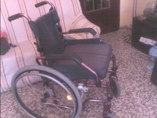 SILLA DE RUEDAS SEMI NUEVA