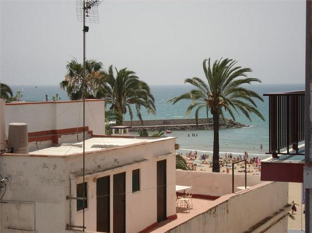 Fantástico piso tipo dúplex en Sitges, playa de St. Sebastià. Terraza de 20m2 vistas al mar.