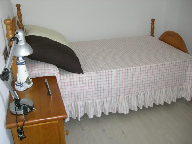 Dormitorio en pino macizo color miel con 2 camas y mesita de noche