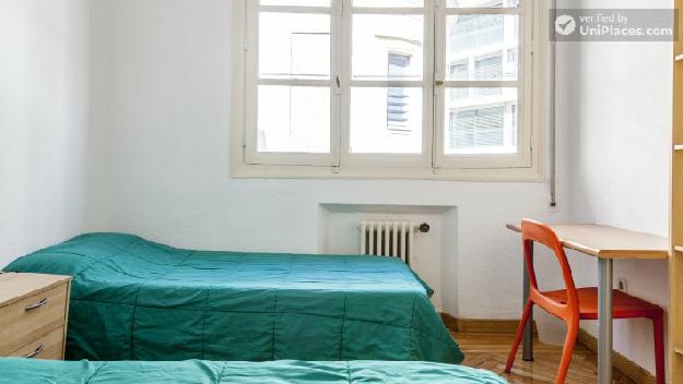 Rooms available - Well-located 9-bedroom apartment in the south of Malasaña
