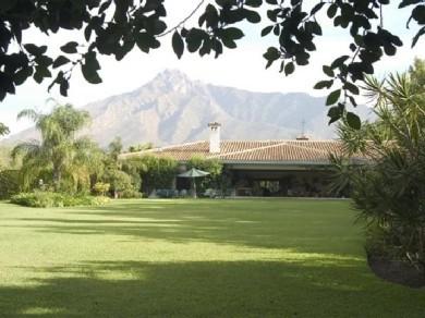Chalet con 5 dormitorios se vende en Marbella, Costa del Sol