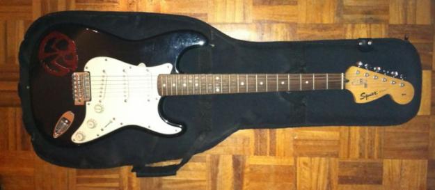 Se vende guitarra Squier Strat de Fender y ampli Marshall
