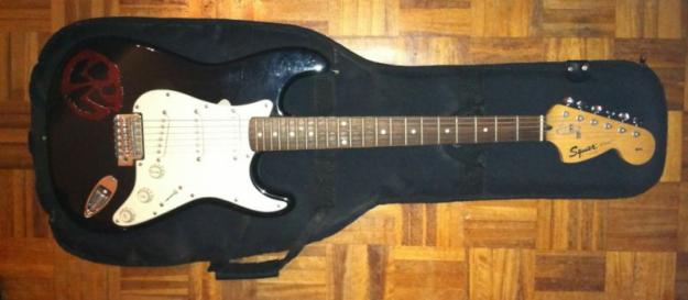 Se vende guitarra Squier Strat de Fender y ampli Marshall