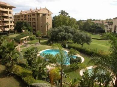 Apartamento con 2 dormitorios se vende en Marbella, Costa del Sol