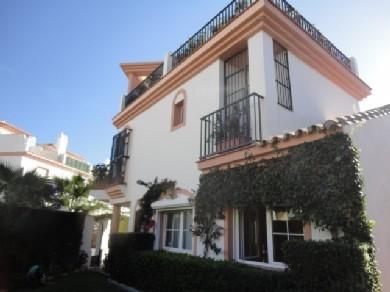 Chalet con 3 dormitorios se vende en Marbella, Costa del Sol
