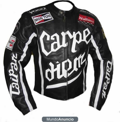 Chaqueta Carpe Diem negra.