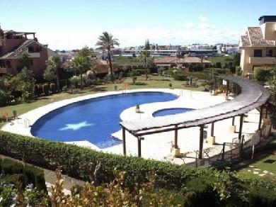 Apartamento con 2 dormitorios se vende en Estepona, Costa del Sol