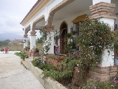 Chalet con 4 dormitorios se vende en Alora