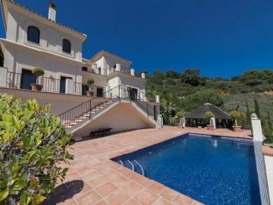 Chalet con 4 dormitorios se vende en Estepona, Costa del Sol