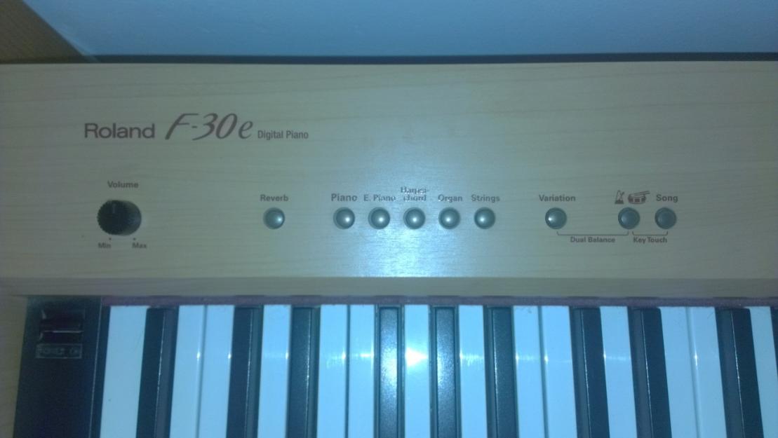 Piano digital marca  roland F-30 E