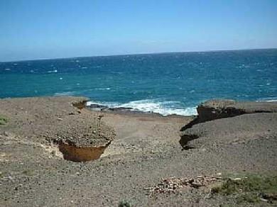 Chalet con 6 dormitorios se vende en La Caleta