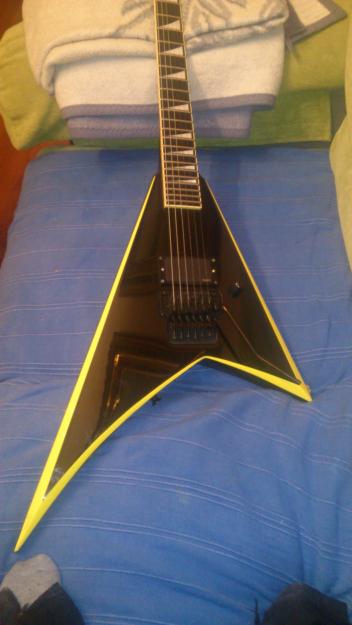 Vendo Guitarra Electrica Jackson RR24 (negra y amarilla)