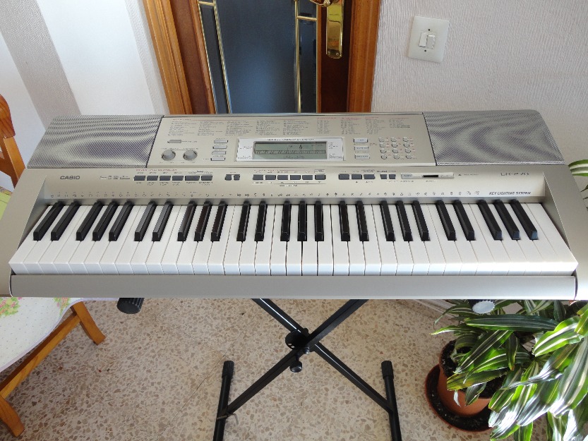 Vendo Teclado CASIO con soporte Nuevo sin uso.