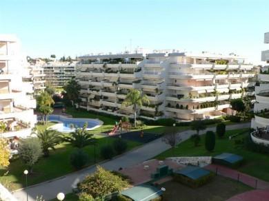 Apartamento con 3 dormitorios se vende en Marbella, Costa del Sol